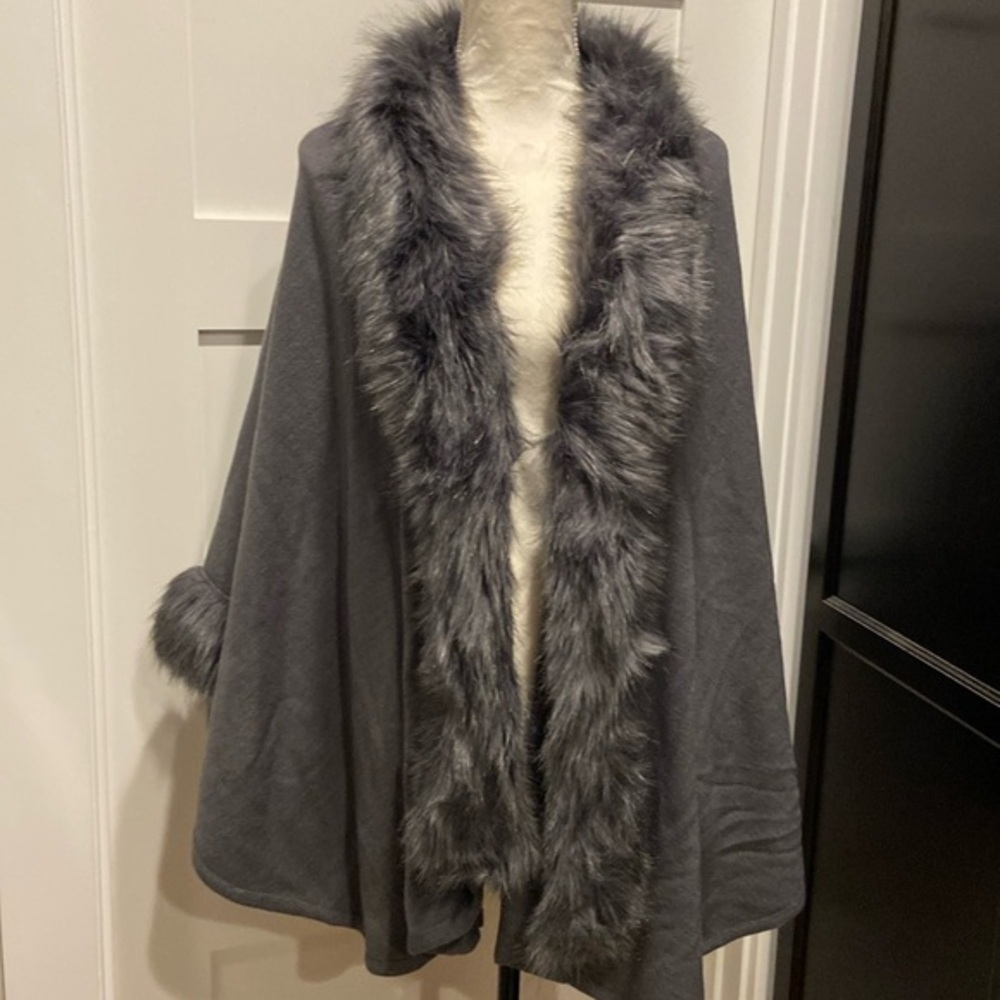 Dolce Cabo Gray Faux Fur Fleece Cape NWT - Picture 3 of 7